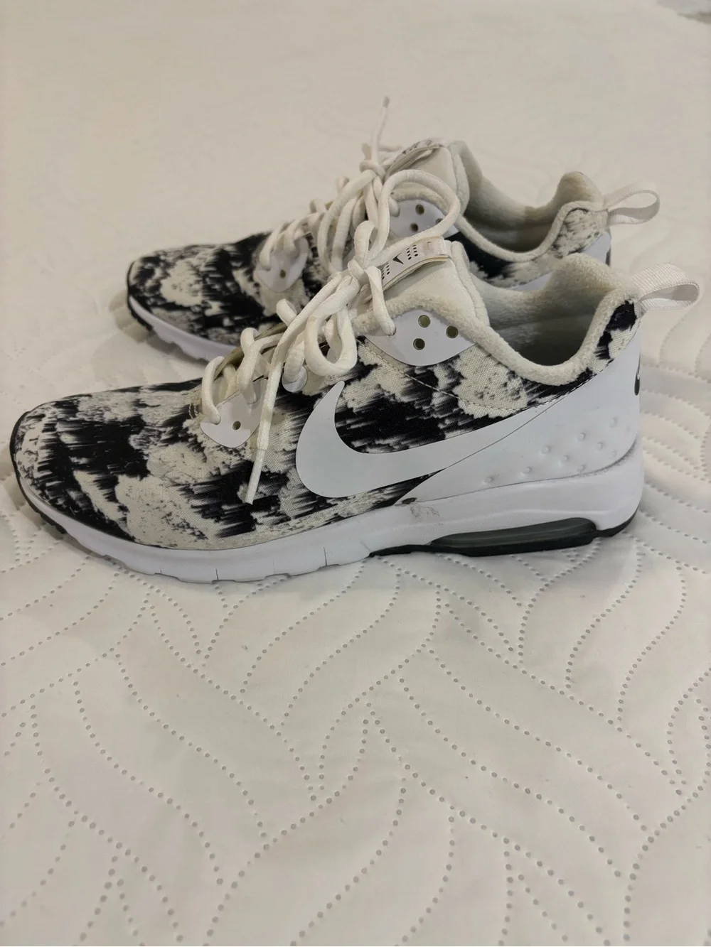 Women’s Nike Air Max Motion LW Print Black White Sneakers Size 8